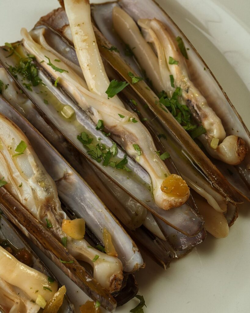 Navajas a la plancha en Jacqueline Restaurante de Pescado y Marisco | Jacqueline Barcelona Navajas a la plancha en Jacqueline Restaurante de Pescado y Marisco | Jacqueline Barcelona