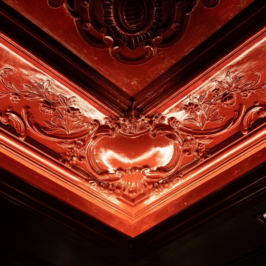 Haz tu Reserva - Eventos Privados - Jacqueline Barcelona Molduras de techo en el comedor privado de restaurante Jacqueline Barcelona