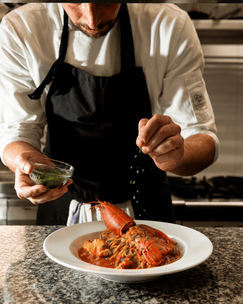 chef-emplatando-pasta-bogavante-jacqueline-restaurant svg+xml;charset=utf